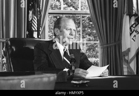 U.S President Gerald Ford announces his decision to pardon former President Richard Nixon from the Oval Office of the White House September 8, 1974 in Washington, DC. Stock Photo