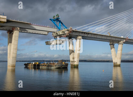 Raising the last section of the new Queensferry Crossing over the River Forth, February 2017 Stock Photo