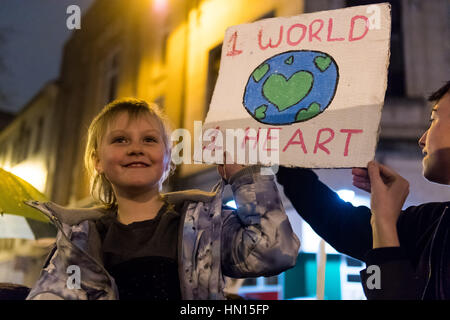 Cardiff protest against Trump's 'Muslim ban' - a young protester holds a sign which reads '1 World 1 Heart' Stock Photo