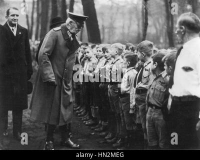 Hindenburg inspecting Hitler Youth November 1933 Germany Stock Photo