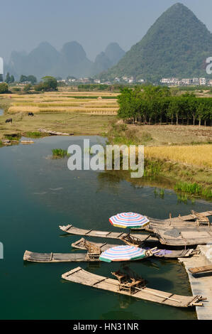 China - Guangxi Province - mountains along Lijiang River (Li-river) near Yangshuo Stock Photo