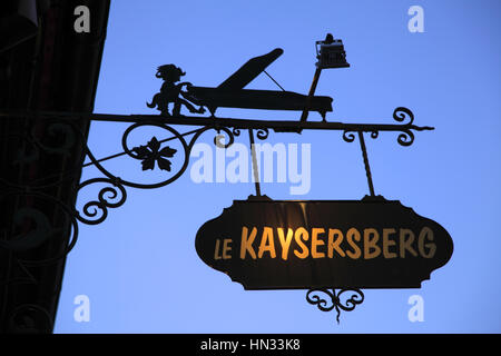 Gros plan d'enseigne typique dans le centre du village. Kaysersberg.  F 68 Stock Photo