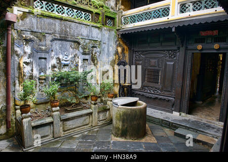 Courtyard and well in the Old House of Tan Ky, a heritage house in Hoi An, Vietnam Stock Photo