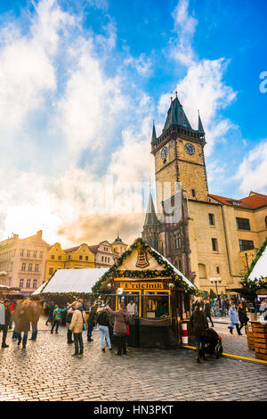 Old Town Hall and Christmas market on the Market Square at dusk, Bremen ...