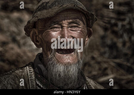 Kunming, Kunming, China. 31st Jan, 2017. Kunming, CHINA-January 31 2017: (EDITORIAL USE ONLY. CHINA OUT).An old resident at the Dongchuan Red Land in Kunming, capital of south China's Yunnan Province, January 31st, 2017. The Dongchuan Red Land, called as 'color palette overturned by God', is a well-known tourist attraction in Yunnan. Credit: SIPA Asia/ZUMA Wire/Alamy Live News Stock Photo