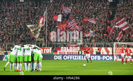 Munich, Germany. 7th Feb, 2017. The team of Wolfsburg before the German DFB Cup match between Bayern Munich and VfL Wolfsburg at the Allianz Arena in Munich, Germany, 7 February 2017. Photo: Peter Kneffel/dpa/Alamy Live News Stock Photo