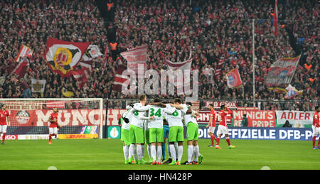 Munich, Germany. 7th Feb, 2017. The team of Wolfsburg before the German DFB Cup match between Bayern Munich and VfL Wolfsburg at the Allianz Arena in Munich, Germany, 7 February 2017. Photo: Peter Kneffel/dpa/Alamy Live News Stock Photo