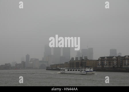 London, UK. 8th Feb 2017. Cold, grey and foggy weather seen on the River Thames in London near Canary Wharf. Credit: Vickie Flores/Alamy Live News Stock Photo