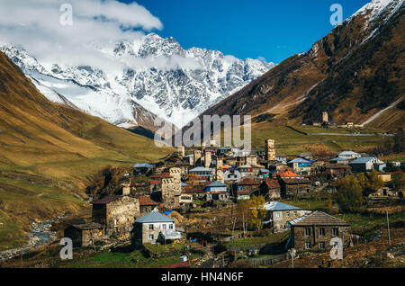 Svan Towers in Ushguli in autumn. One of the highest inhabited village in Europe. Caucasus, Samegrelo-Zemo Upper Svaneti, Georgia. UNESCO World Herita Stock Photo