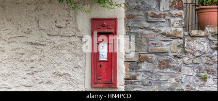 Post box reign of King George GR wall mounted in stone wall Stock Photo