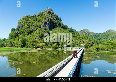 Myanmar (formerly Burma). Kayin State (Karen State). In the surroundings of Hpa An. Nuns Stock Photo