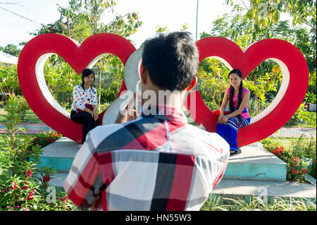 Myanmar (ex Birmanie). Kayin State (Karen State). Around Hpa An. People enjoy at Floral Park Stock Photo