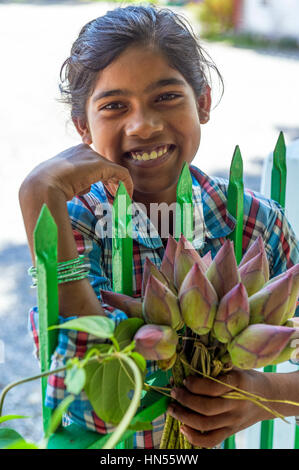 Myanmar (ex Birmanie). Kayin State (Karen State). Hpa An. Young sellers of lotus flowers at Kaw Gon Cave Stock Photo