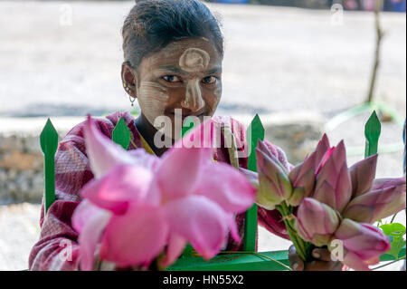 Myanmar (ex Birmanie). Kayin State (Karen State). Hpa An. Young sellers of lotus flowers at Kaw Gon Cave Stock Photo