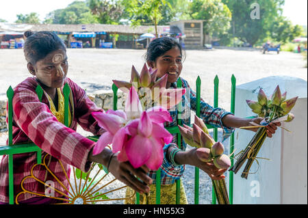 Myanmar (ex Birmanie). Kayin State (Karen State). Hpa An. Young sellers of lotus flowers at Kaw Gon Cave Stock Photo