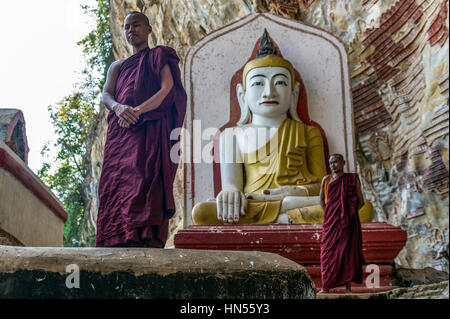 Myanmar (formerly Burma). Kayin State (Karen State). Hpa An. Monks visit Kaw Gon (Kaw Goon) cave, dated 7th century Stock Photo