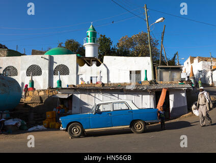 Old Peugeot 404 taxi in front of a mosque, Harari Region, Harar, Ethiopia Stock Photo