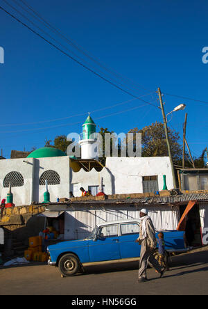 Old Peugeot 404 taxi in front of a mosque, Harari Region, Harar, Ethiopia Stock Photo