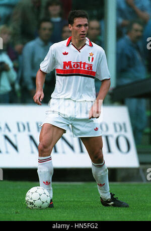 MARCO VAN BASTEN [on floor] scores 1st goal for MILAN. AC MILAN v IFK  GOTHENBORG Stock Photo - Alamy