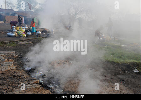 INDIA, state Jharkhand, Jharia Dhanbad , parts of Jharia are located above smolding underground coal seams and will be displaced due to extended opencast coal mining by BCCL Ltd. of Coal India, people fetch water in the morning Stock Photo