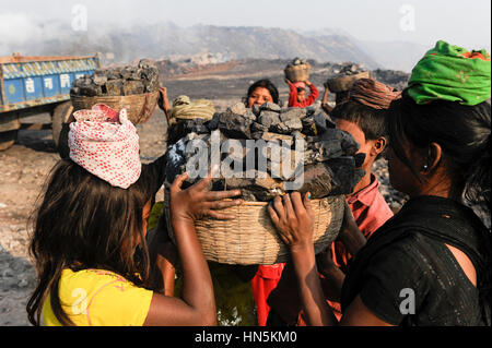 INDIA Jharkhand Dhanbad Jharia, children collect coal remains from dumping site of COAL INDIA to sell as coking coal on the market for the livelihood of her family / INDIEN Jharkand Dhanbad Jharia, Kinder sammeln Kohle auf einer Abraumhalde am Rande eines Kohletagebaus zum Verkauf als Koks auf dem Markt Stock Photo