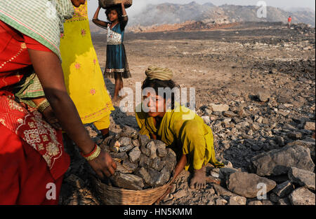 INDIA Jharkhand Dhanbad Jharia, children collect coal remains from dumping site of COAL INDIA to sell as coking coal on the market for the livelihood of her family / INDIEN Jharkand Dhanbad Jharia, Kinder sammeln Kohle auf einer Abraumhalde am Rande eines Kohletagebaus zum Verkauf als Koks auf dem Markt Stock Photo