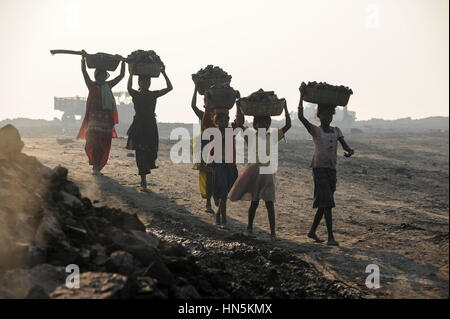 INDIA Jharkhand Dhanbad Jharia, children collect coal remains from dumping site of COAL INDIA to sell as coking coal on the market for the livelihood of her family / INDIEN Jharkand Dhanbad Jharia, Kinder sammeln Kohle auf einer Abraumhalde am Rande eines Kohletagebaus zum Verkauf als Koks auf dem Markt Stock Photo