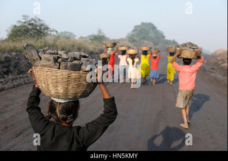 INDIA Jharkhand Dhanbad Jharia, children collect coal remains from dumping site of COAL INDIA to sell as coking coal on the market for the livelihood of her family / INDIEN Jharkand Dhanbad Jharia, Kinder sammeln Kohle auf einer Abraumhalde am Rande eines Kohletagebaus zum Verkauf als Koks auf dem Markt Stock Photo