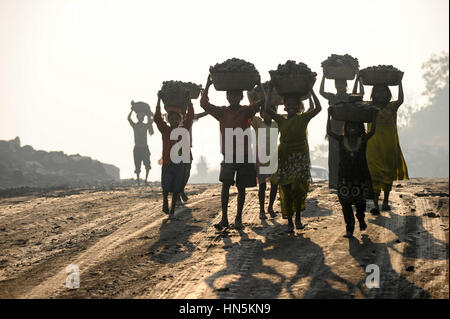 INDIA Jharkhand Dhanbad Jharia, children collect coal remains from dumping site of COAL INDIA to sell as coking coal on the market for the livelihood of her family / INDIEN Jharkand Dhanbad Jharia, Kinder sammeln Kohle auf einer Abraumhalde am Rande eines Kohletagebaus zum Verkauf als Koks auf dem Markt Stock Photo