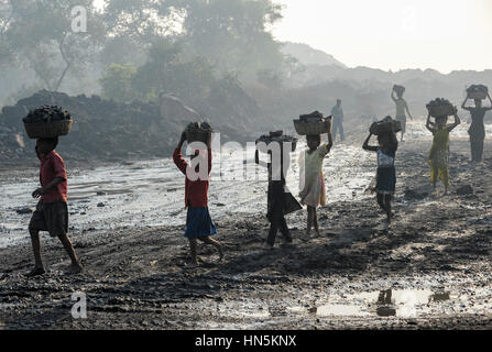 INDIA Jharkhand Dhanbad Jharia, children collect coal remains from dumping site of COAL INDIA to sell as coking coal on the market for the livelihood of her family / INDIEN Jharkand Dhanbad Jharia, Kinder sammeln Kohle auf einer Abraumhalde am Rande eines Kohletagebaus zum Verkauf als Koks auf dem Markt Stock Photo