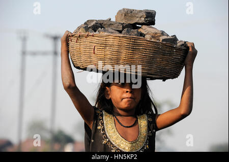 INDIA Jharkhand Dhanbad Jharia, children collect coal remains from dumping site of COAL INDIA to sell as coking coal on the market for the livelihood of her family / INDIEN Jharkand Dhanbad Jharia, Kinder sammeln Kohle auf einer Abraumhalde am Rande eines Kohletagebaus zum Verkauf als Koks auf dem Markt Stock Photo