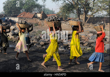 INDIA Jharkhand Dhanbad Jharia, children collect coal remains from dumping site of COAL INDIA to sell as coking coal on the market for the livelihood of her family / INDIEN Jharkand Dhanbad Jharia, Kinder sammeln Kohle auf einer Abraumhalde am Rande eines Kohletagebaus zum Verkauf als Koks auf dem Markt Stock Photo