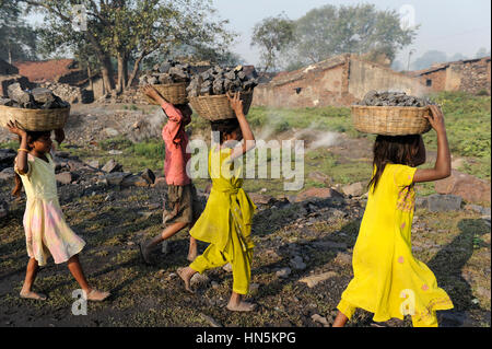 INDIA Jharkhand Dhanbad Jharia, children collect coal remains from dumping site of COAL INDIA to sell as coking coal on the market for the livelihood of her family / INDIEN Jharkand Dhanbad Jharia, Kinder sammeln Kohle auf einer Abraumhalde am Rande eines Kohletagebaus zum Verkauf als Koks auf dem Markt Stock Photo