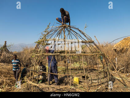 Men from Artuma tribe build a traditional ethiopian house, Amhara region, Kemise, Ethiopia Stock Photo