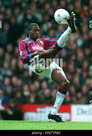 UGO EHIOGU ASTON VILLA PERSONALLY HAND SIGNED AUTOGRAPH PROMO