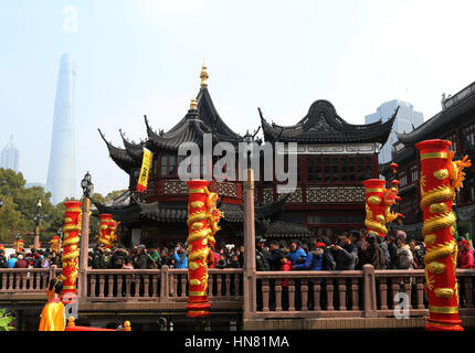 Shanghai, China. 9th Feb, 2017. People visit Yu Garden in Shanghai, east China, Feb. 9, 2017. Traditional decorations at Yu Garden attract many tourists as the Lantern Festival draws near. Credit: Liu Ying/Xinhua/Alamy Live News Stock Photo