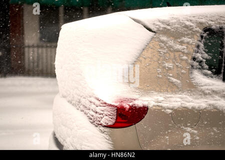 Brooklyn, New York City, USA. 9th Feb, 2017.  SUV is covered by snow dumped by snow storm Niko February 9th, 2017. Credit: Jimmy Qiu/Alamy Live News Stock Photo