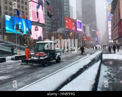 New York, USA. 09th Feb, 2017. Snowstorm in New York. Credit: Zsofia Magdolna Rupnik/Alamy Live News Stock Photo