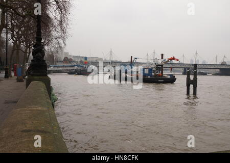 London, UK. 10th Feb, 2017. WInter's grip extended to central London with snow falling in Chiswick and bitter cold and gloom descending on the Embankment at Westminster. Credit: Peter Hogan/Alamy Live News