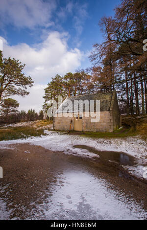 Gelder Shiel mountain bothy on the Balmoral Estate near Ballater, Aberdeenshire, Scotland, UK, used by walkers for shelter in bad weather. Stock Photo