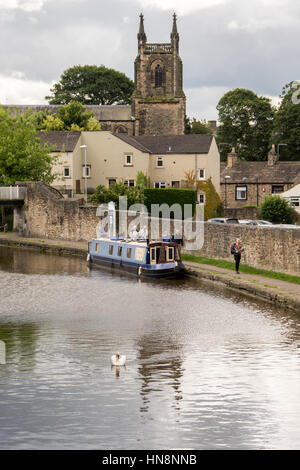England, Yorkshire, Skipton - Riverboats in a canal that flows through the town of Skipton, a market town and civil parish in the Craven district of N Stock Photo