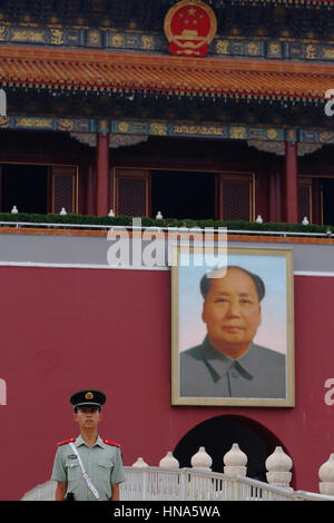 A soldier stands guard, beneath a portrait of Chairman Mao Zedong, outside Tiananmen Gate (Gate of Heavenly Peace) at Tiananmen Square in Beijing, Chi Stock Photo