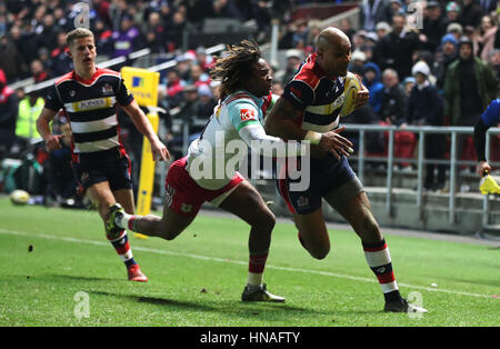 Bristol Rugby's Tom Varndell goes over to score try beating Harlequins Marland Yarde during the Aviva Premiership match at Ashton Gate, Bristol.