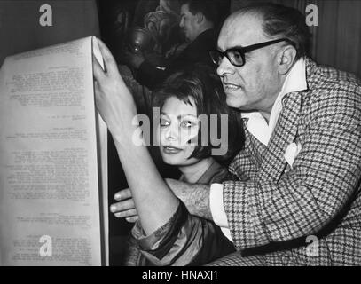 SOPHIA LOREN & CARLO PONTI ACTRESS (1960) Stock Photo