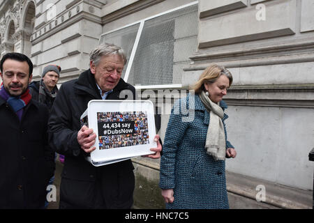 Downing Street, London, UK. 11th February 2017. The Labour Peer Alf Dubs delivers a petition at Downing Street, to demand the renistatement of the child refugee scheme. Credit: Matthew Chattle/Alamy Live News Stock Photo