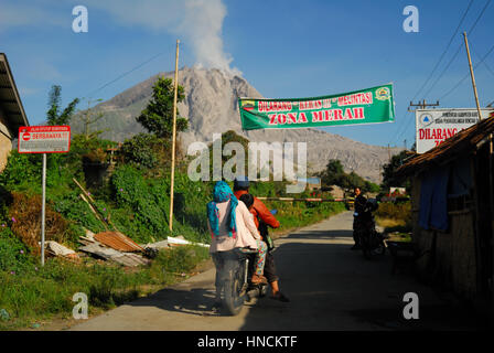 Indonesia. 11th Feb, 2017. People of Karo district began to fret, as the emergence of earthquakes increased in recent weeks, because until now still frequent earthquakes, tectonic earthquake rocked Serdang Deli District and Karo district in recent weeks, centered about 15km from Karo district, 25km from serdang deli district. Along frequent earthquakes, volcanic activity Sinabung also shows with frequent occurrence of lava, eruption, and tremors. Credit: Sabirin Manurung/Pacific Press/Alamy Live News Stock Photo