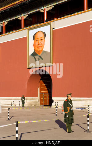 Soldiers, Heavenly Peace gate, gate, with Portrait of Mao Ze Dong ,in Tiananmen Square,Beijing, China Stock Photo