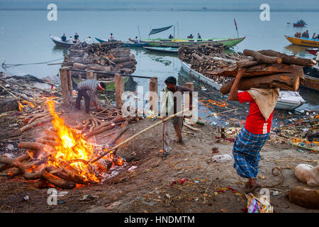 Cremation of a body, in Manikarnika Ghat, the burning ghat, on the banks of Ganges river, Varanasi, Uttar Pradesh, India. Stock Photo