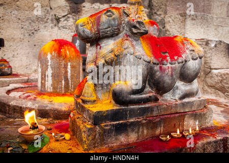 Shiva ling and sacred cow statue, ghats of Ganges river, Varanasi, Uttar Pradesh, India. Stock Photo