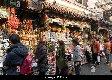 Souvenir Stand, Peking oder Beijing, Volksrepublik, China, Asien  |  Souvenir stall,  Beijing, People's Republic of China, Asia Stock Photo